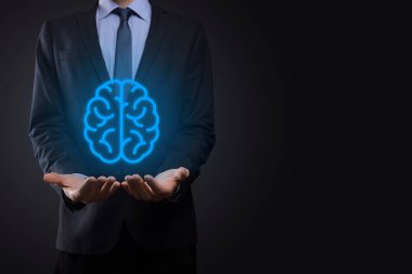 Sanal, yenilikçi gelişim, gelecek teknoloji, bilim, yenilik ve iş kavramı üzerine soyut beyin ve simge araçları, aygıt, müşteri ağı iletişimini elinde tutan işadamı.