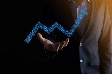 İş adamı artan ekran grafiği, pozitif büyüme ikonu okları üzerinde duruyor. Yaratıcı iş grafiğine yükselen oklarla işaret ediyor. Finansal, ticari büyüme kavramı.