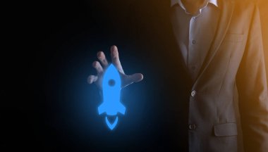 Girişim konsepti, Tablet ve simge roketi tutan İşadamı ekrandan koyu arkaplanda ağ bağlantısı ile fırlıyor ve yükseliyor