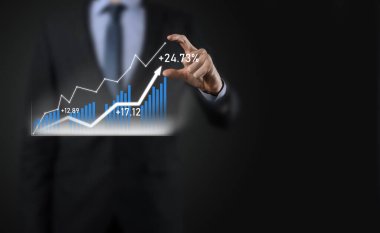 Siyah arka plan baskısı yapan bir iş adamı, pozitif büyüme okuna parmağını basar. Göstergelerin grafikleri. İş geliştirme ve finans kavramı.