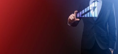 Holografik grafikler ve borsa istatistikleri tutan işadamı kâr elde ediyor. Büyüme planlama ve iş stratejisi kavramı. İyi ekonomi formunun dijital ekran görüntüsü