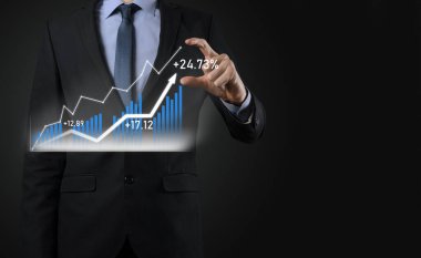 Siyah arka plan baskısı yapan bir iş adamı, pozitif büyüme okuna parmağını basar. Göstergelerin grafikleri. İş geliştirme ve finans kavramı.