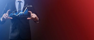 İş adamı artan ekran grafiği, pozitif büyüme ikonu okları üzerinde duruyor. Yaratıcı iş grafiğine yükselen oklarla işaret ediyor. Finansal, ticari büyüme kavramı.