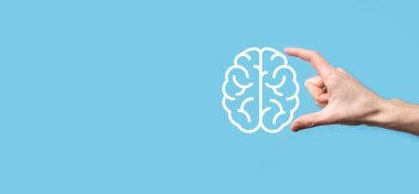 Mavi arka planda beyin simgesini tutan bir erkek. Yapay Zeka Makinesi İş Öğrenme İnternet Teknolojisi Konsepti. Kopya alanı ile Banner.