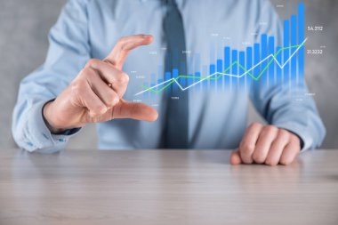 İş adamı elinde pozitif kar artışı olan bir grafik tutuyor. Grafik büyümesi ve grafik artışı işlerinde olumlu göstergeler. Daha kârlı ve büyüyen.