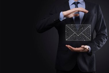 İş adamı elinde e-posta simgesi ile bizimle iletişim kurar ve kişisel bilgilerinizi spam postalarından korur. Müşteri hizmetleri çağrı merkezi bizimle iletişim kurar.