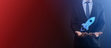 Girişim konsepti, Tablet ve simge roketi tutan İşadamı ekrandan koyu arkaplanda ağ bağlantısı ile fırlıyor ve yükseliyor