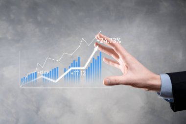 Grafik büyümesi ve işletmelerinde grafik pozitif göstergelerin artması işadamı. Yatırım konsepti. Satış verileri ve ekonomik, strateji ve planlama, Dijital pazarlama ve borsa analizi..