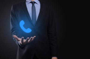 Siyah arka planda takım elbiseli bir iş adamı telefon ikonu. İş İletişim Destek Merkezi Müşteri Hizmetleri Teknolojisi Konseptini ara.