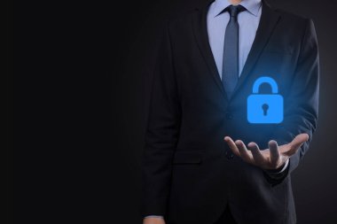 Siber güvenlik ağı. Asma kilit simgesi ve internet teknolojisi ağı. Sanal arayüzde veri kişisel bilgilerini koruyan bir iş adamı. Veri koruma gizlilik kavramı. GDPR. AB.