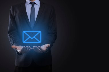 İş adamı elinde e-posta simgesi ile bizimle iletişim kurar ve kişisel bilgilerinizi spam postalarından korur. Müşteri hizmetleri çağrı merkezi bizimle iletişim kurar.