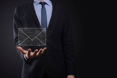 İş adamı elinde e-posta simgesi ile bizimle iletişim kurar ve kişisel bilgilerinizi spam postalarından korur. Müşteri hizmetleri çağrı merkezi bizimle iletişim kurar.