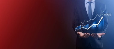 İş adamı artan ekran grafiği, pozitif büyüme ikonu okları üzerinde duruyor. Yaratıcı iş grafiğine yükselen oklarla işaret ediyor. Finansal, ticari büyüme kavramı.