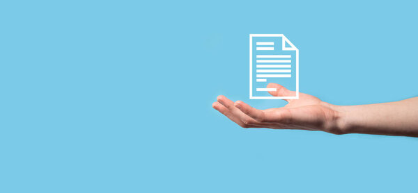 Мужская рука держит значок документа на синем фоне. Document Management Data System Бизнес Интернет Технологии. Корпоративная система управления данными DMS.