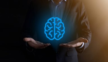 Sanal, yenilikçi gelişim, gelecek teknoloji, bilim, yenilik ve iş kavramı üzerine soyut beyin ve simge araçları, aygıt, müşteri ağı iletişimini elinde tutan işadamı.