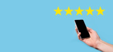 Adam akıllı telefonu elinde tutuyor ve şirket konseptini mavi zemin üzerinde yükseltmek için pozitif not, ikon beş yıldız sembolü veriyor. Müşteri hizmetleri deneyimi ve iş memnuniyeti anketi