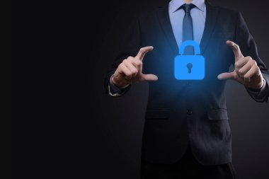 Siber güvenlik ağı. Asma kilit simgesi ve internet teknolojisi ağı. Sanal arayüzde veri kişisel bilgilerini koruyan bir iş adamı. Veri koruma gizlilik kavramı. GDPR. AB.