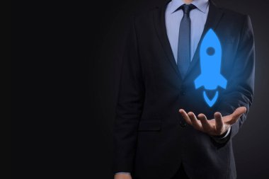 Girişim konsepti, Tablet ve simge roketi tutan İşadamı ekrandan koyu arkaplanda ağ bağlantısı ile fırlıyor ve yükseliyor