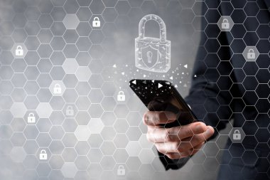 Siber güvenlik ağı. Asma kilit simgesi ve internet teknolojisi ağı. Tablet ve sanal arayüzde veri kişisel bilgilerini koruyan bir iş adamı. Veri koruma gizlilik kavramı. GDPR. AB.