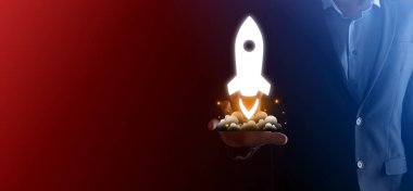 Girişim konsepti, Tablet ve simge roketi tutan İşadamı ekrandan koyu arkaplanda ağ bağlantısı ile fırlıyor ve yükseliyor