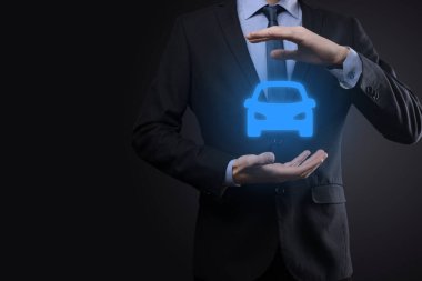 Araba ikonu tutan adamın dijital bileşimi. Araba sigortası ve araba servisi konsepti. Bir jest ve araba ikonu sunan bir iş adamı