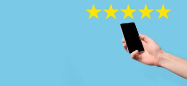 Adam akıllı telefonu elinde tutuyor ve şirket konseptini mavi zemin üzerinde yükseltmek için pozitif not, ikon beş yıldız sembolü veriyor. Müşteri hizmetleri deneyimi ve iş memnuniyeti anketi