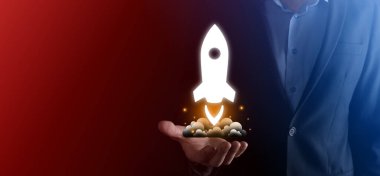 Girişim konsepti, Tablet ve simge roketi tutan İşadamı ekrandan koyu arkaplanda ağ bağlantısı ile fırlıyor ve yükseliyor