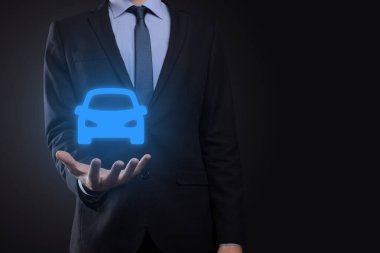 Araba ikonu tutan adamın dijital bileşimi. Araba sigortası ve araba servisi konsepti. Bir jest ve araba ikonu sunan bir iş adamı