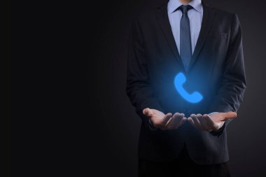 Siyah arka planda takım elbiseli bir iş adamı telefon ikonu. İş İletişim Destek Merkezi Müşteri Hizmetleri Teknolojisi Konseptini ara.