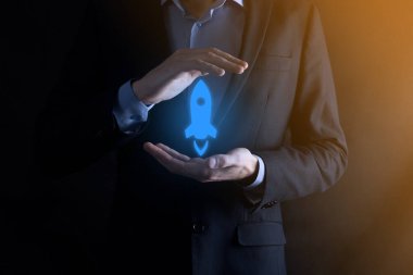 Girişim konsepti, Tablet ve simge roketi tutan İşadamı ekrandan koyu arkaplanda ağ bağlantısı ile fırlıyor ve yükseliyor