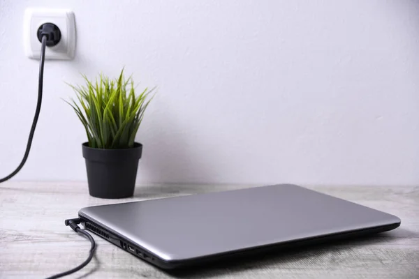 Ноутбук Комп Ютер Заряджається 220 Вольтової Розетки Столі Біля Стіни — стокове фото
