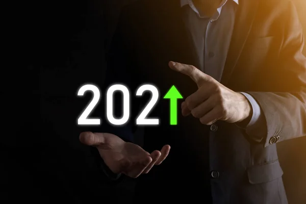 计划2021年的业务正增长概念 商人在他的业务中计划和增加积极的指标 形成商业概念 — 图库照片