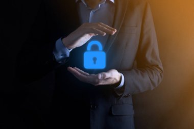 Siber güvenlik ağı. Asma kilit simgesi ve internet teknolojisi ağı. Sanal arayüzde veri kişisel bilgilerini koruyan bir iş adamı. Veri koruma gizlilik kavramı. GDPR. AB.