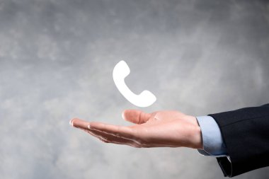Siyah arka planda takım elbiseli iş adamı telefon ikonu. İş İletişim Destek Merkezi Müşteri Hizmetleri Teknolojisi Konseptini Ara.
