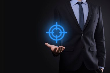 Hedefleme konsepti iş adamının elinde hedef tahtası çizimi. Hedef ve yatırım hedefi kavramı