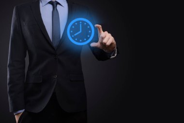 İş adamı, saatin simgesini okla tutar. İşlerin hızlı yürütülmesi. İş zamanı yönetimi ve iş zamanı para kavramlarıdır..