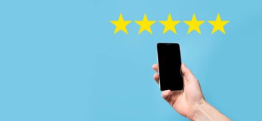 Adam akıllı telefonu elinde tutuyor ve şirket konseptini mavi zemin üzerinde yükseltmek için pozitif not, ikon beş yıldız sembolü veriyor. Müşteri hizmetleri deneyimi ve iş memnuniyeti anketi