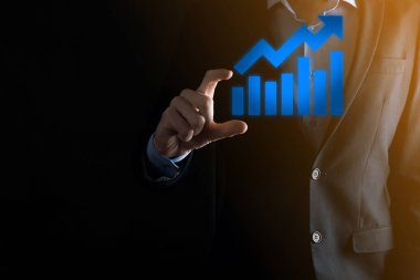 İş adamı elinde pozitif kar artışı olan bir grafik tutuyor. Grafik büyümesi ve grafik artışı işlerinde olumlu göstergeler. Daha kârlı ve büyüyen