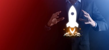 Girişim konsepti, Tablet ve simge roketi tutan İşadamı ekrandan koyu arkaplanda ağ bağlantısı ile fırlıyor ve yükseliyor