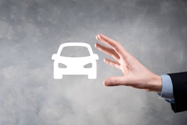 Araba ikonu tutan adamın dijital bileşimi. Araba sigortası ve araba servisi konsepti. Bir jest ve araba ikonu sunan bir iş adamı.