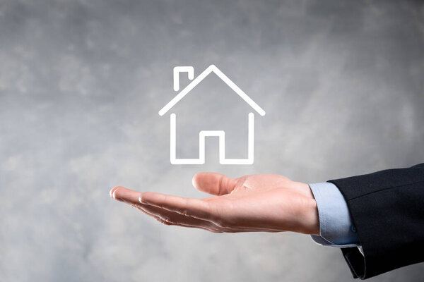 Концепция недвижимости, бизнесмен, владеющий домом на Hand.Property страхование и концепция безопасности. Защитный жест человека и символ дома.