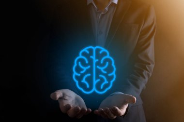 Sanal, yenilikçi gelişim, gelecek teknoloji, bilim, yenilik ve iş kavramı üzerine soyut beyin ve simge araçları, aygıt, müşteri ağı iletişimini elinde tutan işadamı.