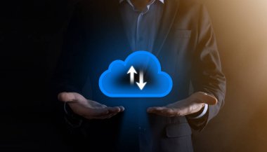 İş adamı bulut simgesini tutar. Bulut hesaplama konsepti - akıllı telefonu buluta bağlar. akıllı telefonlu ağ bilgi teknolojisi uzmanı. Büyük veri kavramı