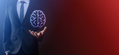 Sanal, yenilikçi gelişim, gelecek teknoloji, bilim, yenilik ve iş kavramı üzerine soyut beyin ve simge araçları, aygıt, müşteri ağı iletişimini elinde tutan işadamı