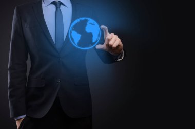 Dünya ikonu dijital küreyi tutan iş adamı.