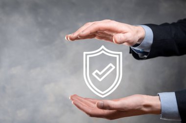 Güvenlik ağı güvenlik bilgisayarı bir iş adamının elinde. business, technology, siber güvenlik ve internet konsepti - iş adamı sanal ekranlardaki kalkan düğmesine basıyor.
