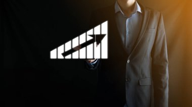Holografik grafikler ve borsa istatistikleri tutan işadamı kâr elde ediyor. Büyüme planlama ve iş stratejisi kavramı. İyi ekonomi formunun dijital ekran görüntüsü
