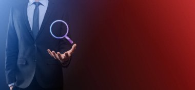 İş adamı ve adam el ele tutuşup cam ikonunu büyütüyorlar. İş dünyası, teknoloji ve internet kavramı.