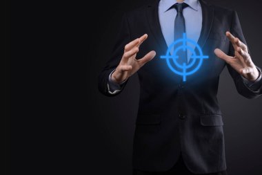 Hedefleme konsepti iş adamının elinde hedef tahtası çizimi. Hedef ve yatırım hedefi kavramı