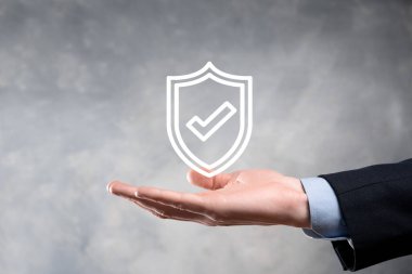 Güvenlik ağı güvenlik bilgisayarı bir iş adamının elinde. business, technology, siber güvenlik ve internet konsepti - iş adamı sanal ekranlardaki kalkan düğmesine basıyor.